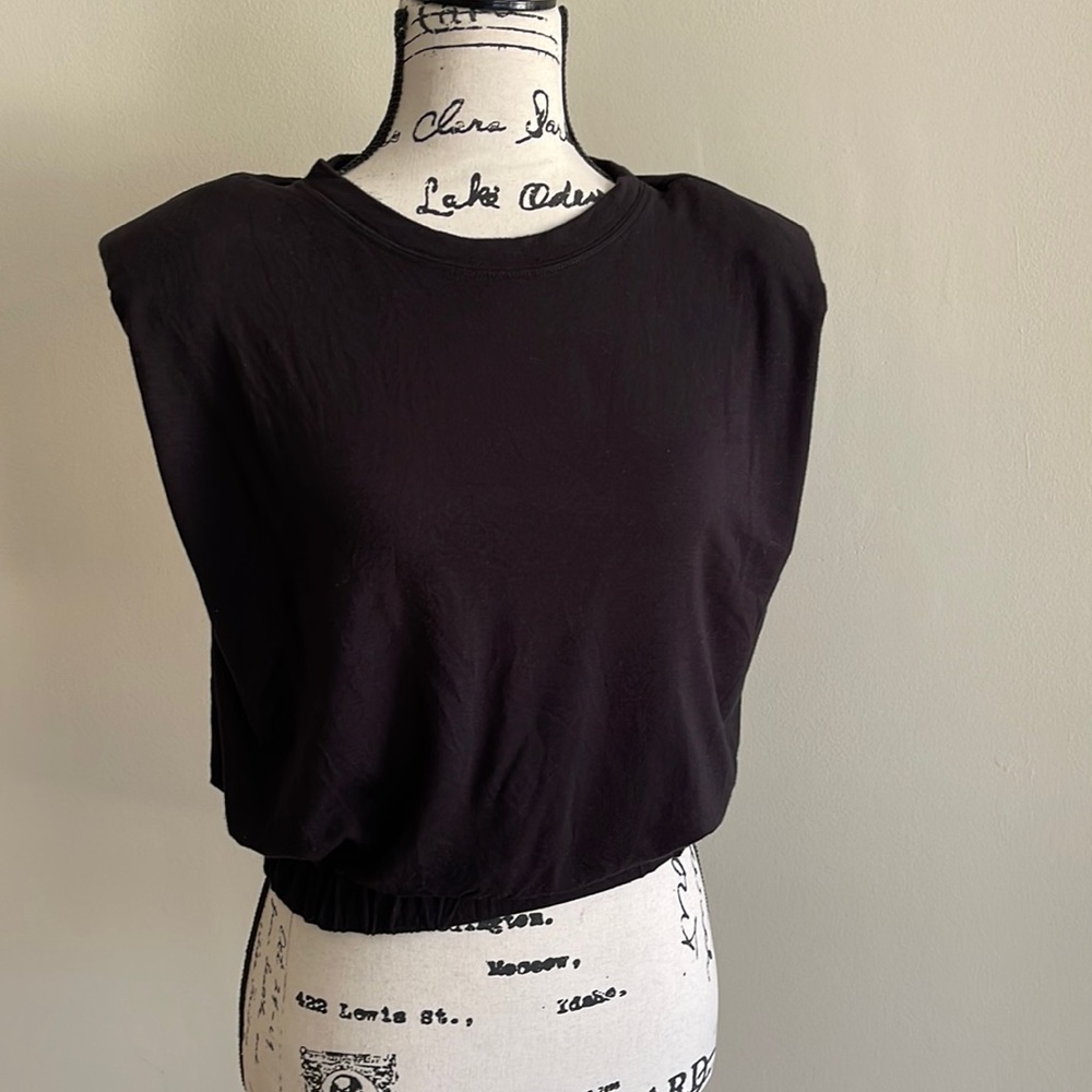 Shoulder-pad  black tank top